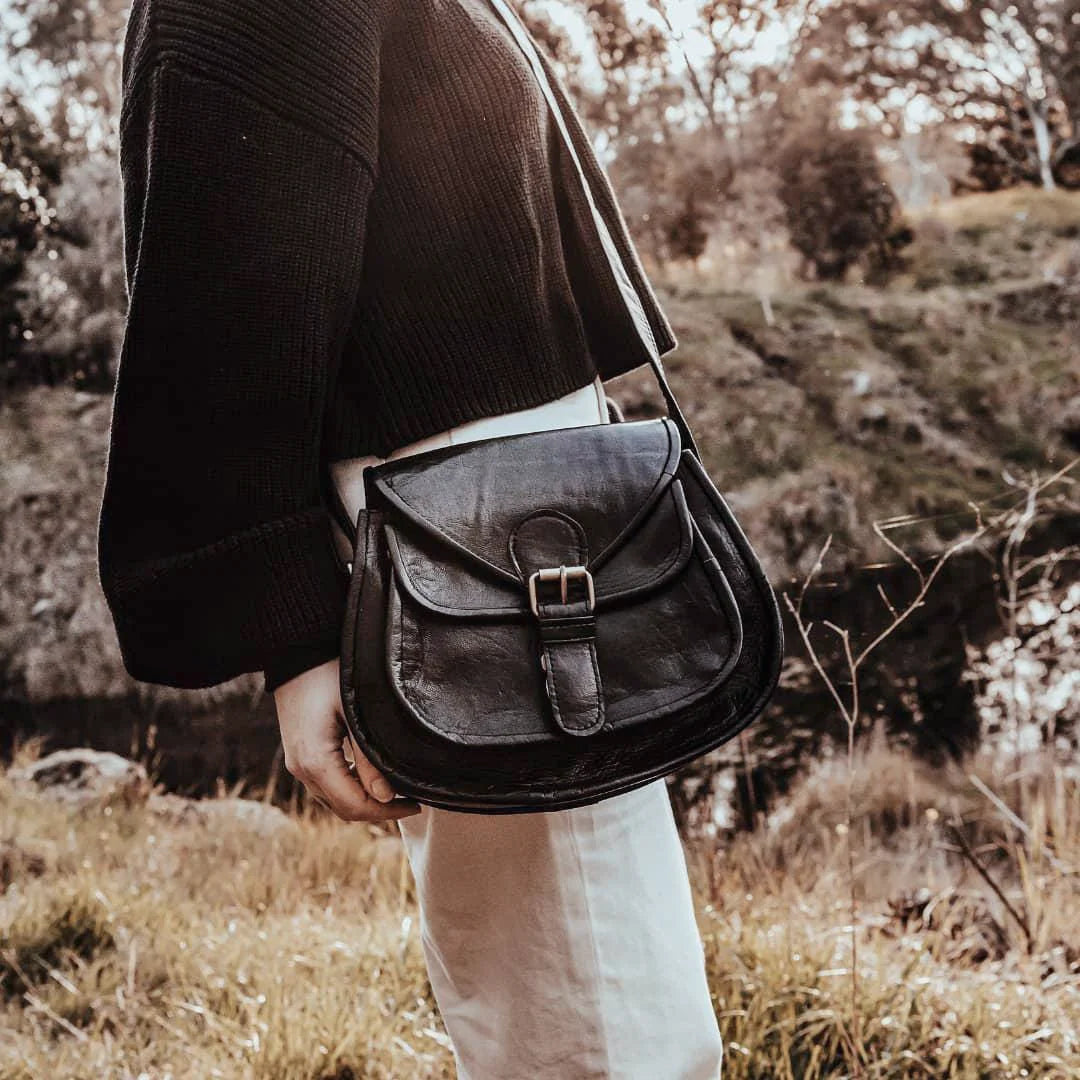 Lucy Leather Sling Bag – Handmade 90s-Inspired Everyday Crossbody Tote