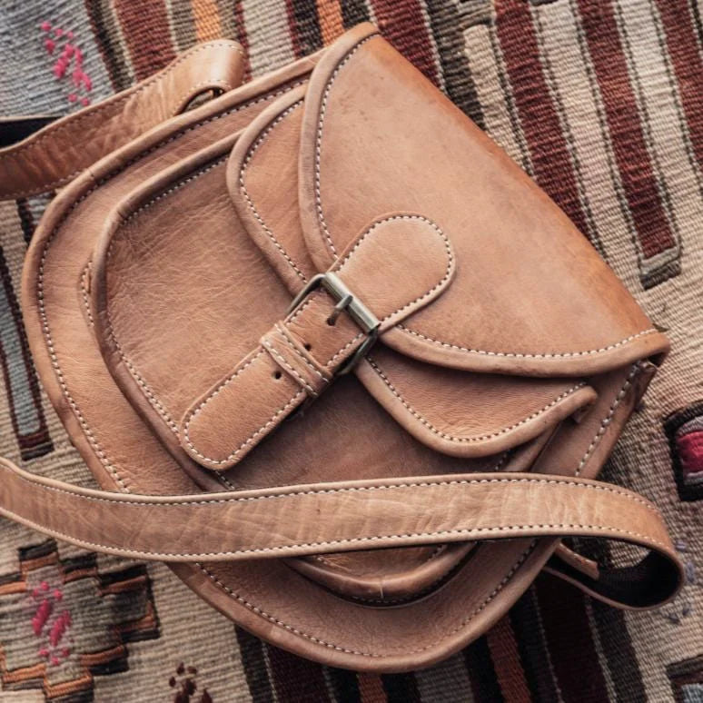 Lucy Leather Sling Bag – Handmade 90s-Inspired Everyday Crossbody Tote